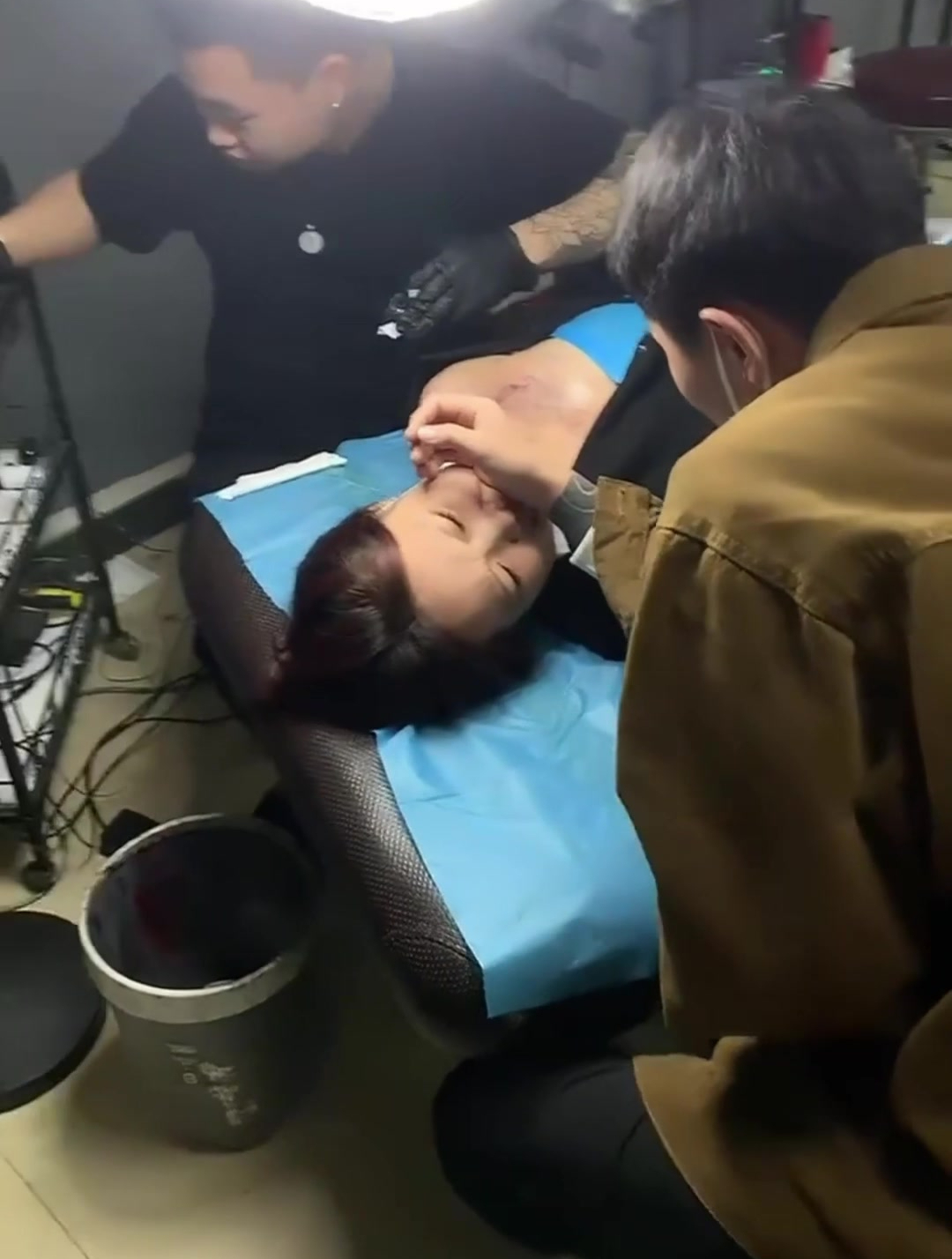 美女这个纹身太好看了,在胸前文了个桃花,是要给自己招桃花吗