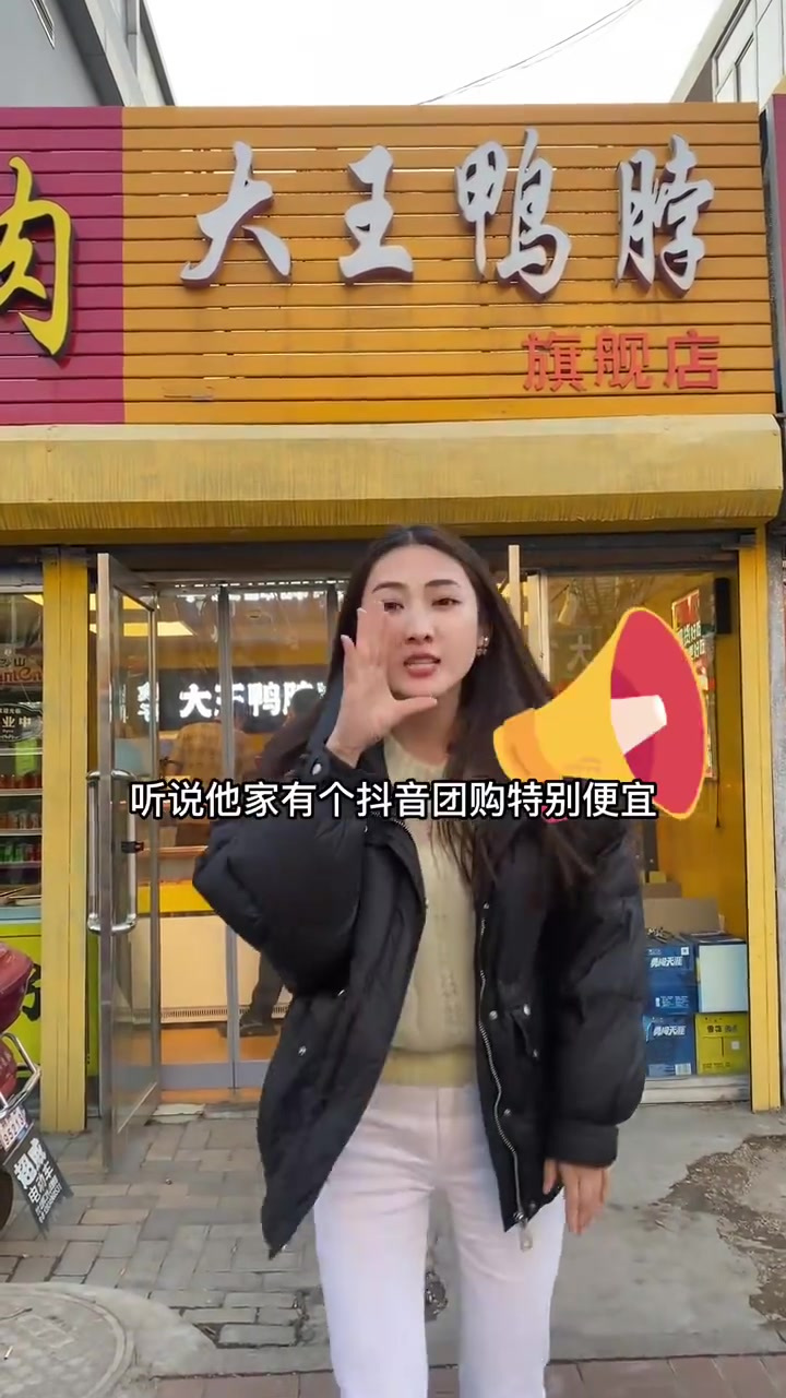 一块钱一个鸭架,一盒酸辣猪皮。一盒酸辣脆骨,真的太香了