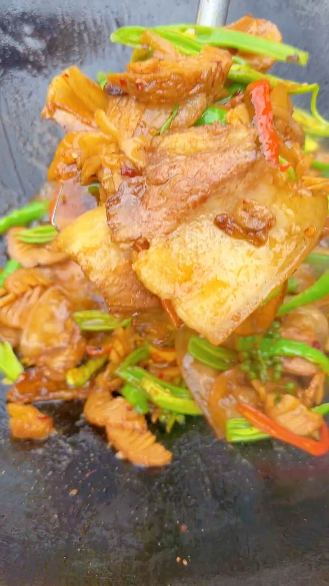 四川人有多喜欢吃回锅肉  这种土猪肉膘厚,肥而不腻,又滑渣!