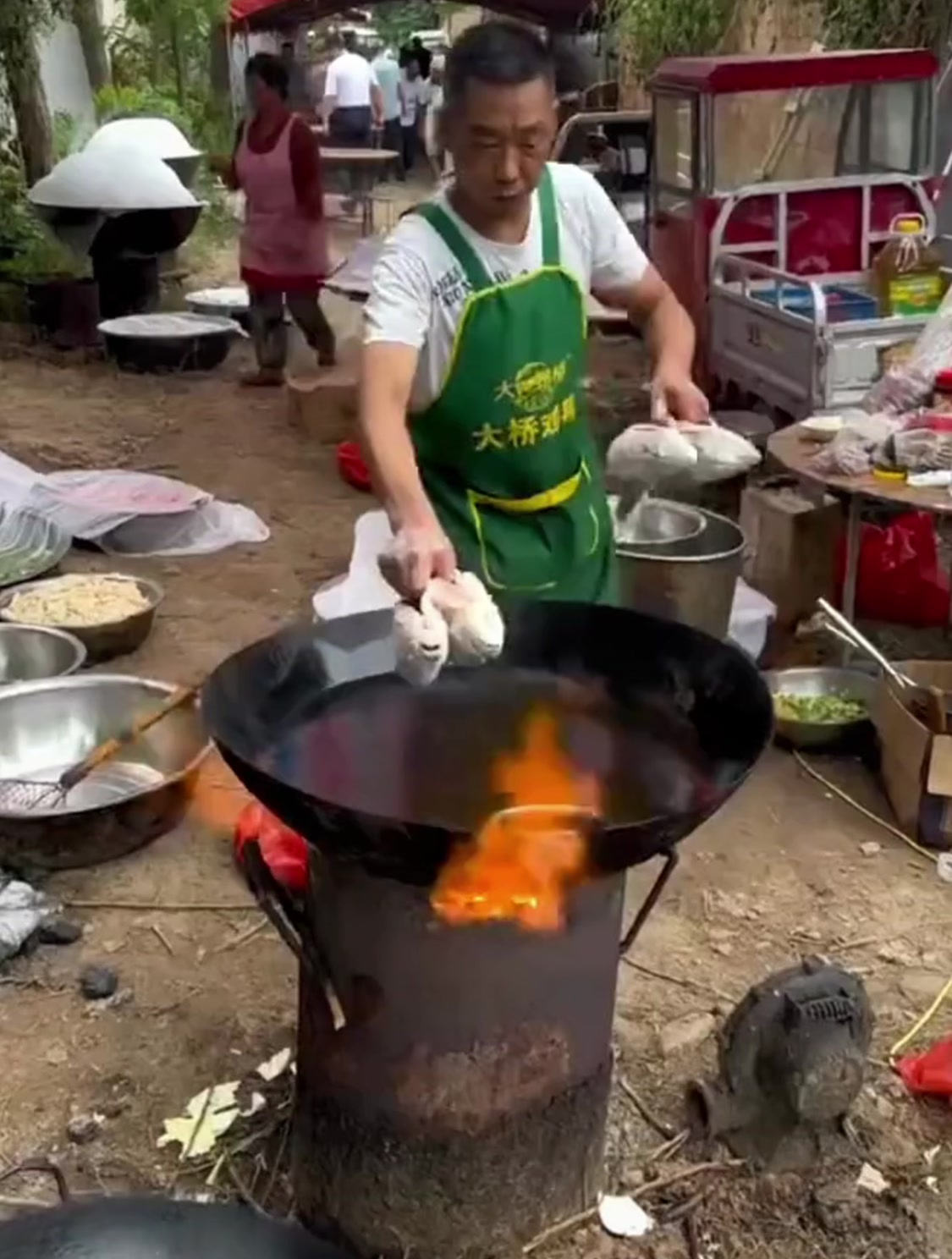 物理压榨纯菜籽油,炒菜、炖汤、凉拌、炖肉都是非常的醇香