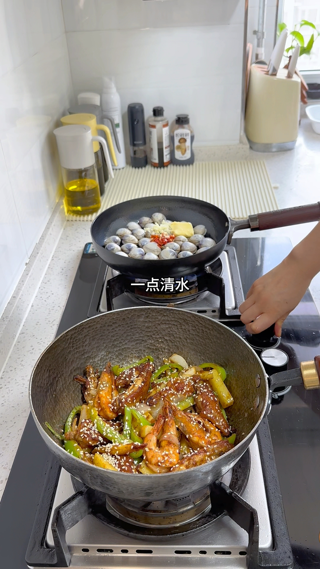 在家做饭|不辣版干锅鸡翅虾,大人孩子都爱吃
