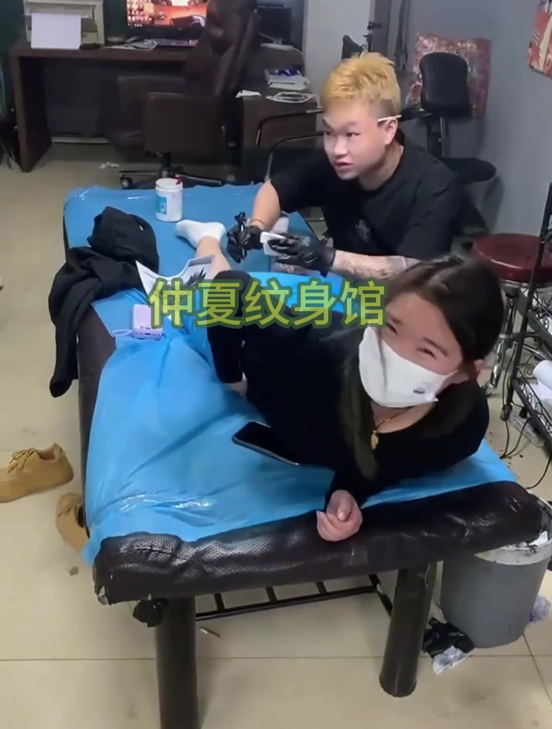 美女胆子真大,脖子上的纹身还没好,又想在屁股上纹一个