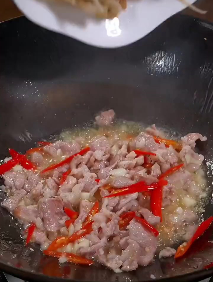 湖南特产白辣椒拿来炒肉、炒鸡杂、炒牛肉、炒肥肠都很好吃