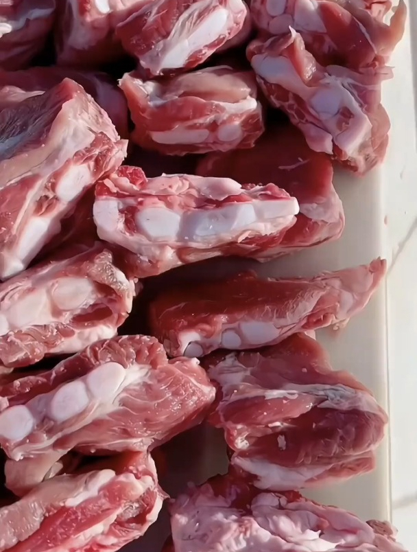 有肉有脆骨和吃排骨一样的口感,红烧、炖汤、卤或者糖醋都很好吃