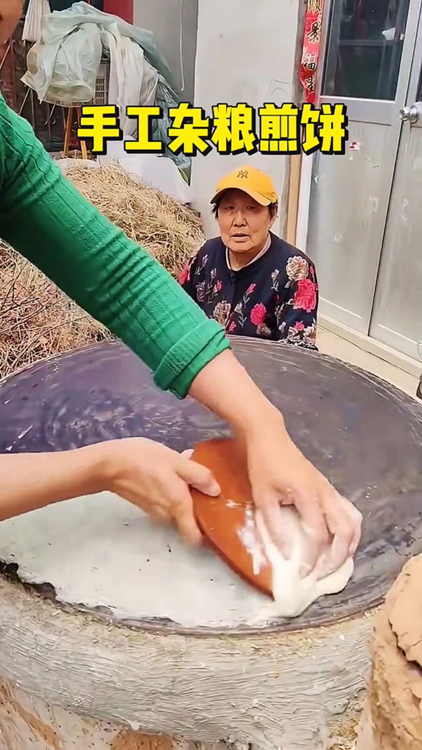 看看纯手工摊煎饼。