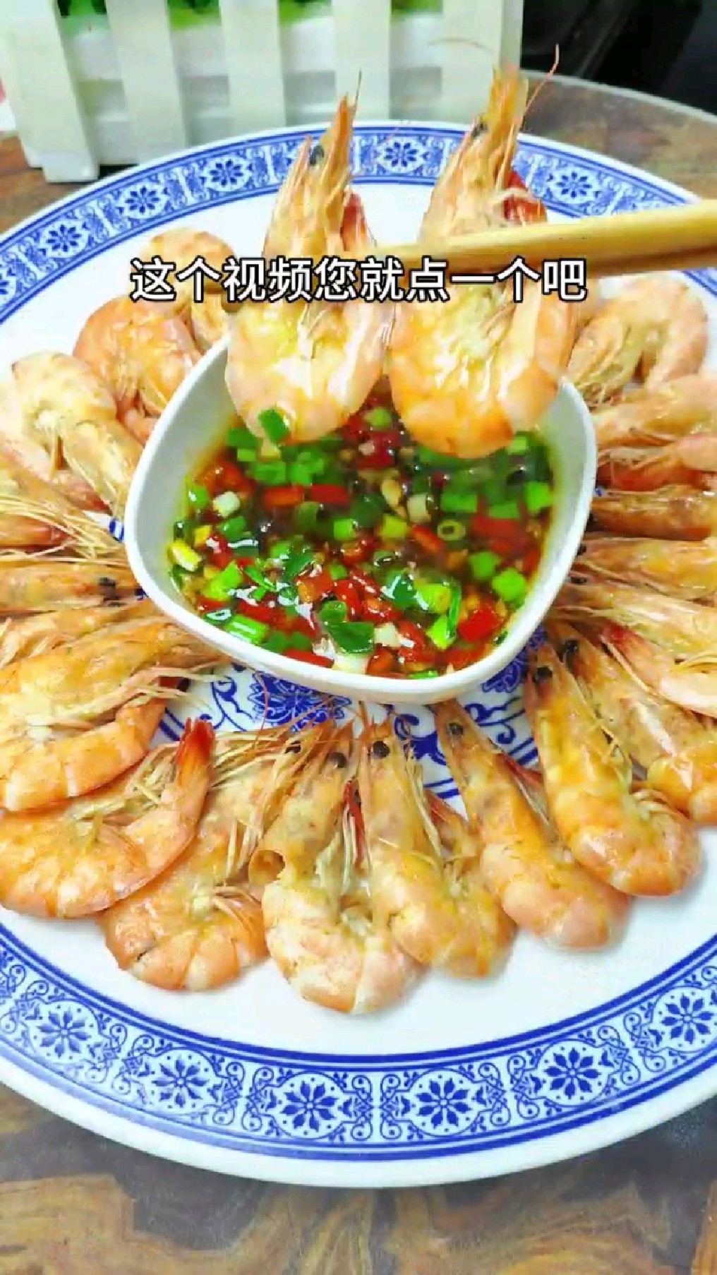 白灼虾要不要下锅煮?大厨教你正确做法,鲜嫩多汁营养不流失