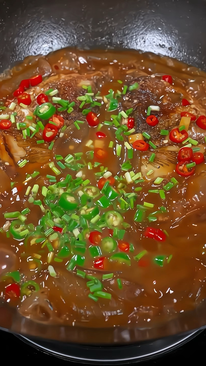 鱼头别在拿来炖豆腐了 试试这个鱼头炖粉皮 Q弹劲道 汤汁泡饭