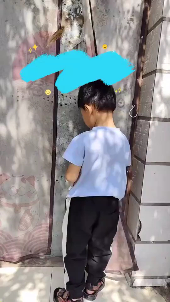 懂事的孩子送给爸爸生日蛋糕