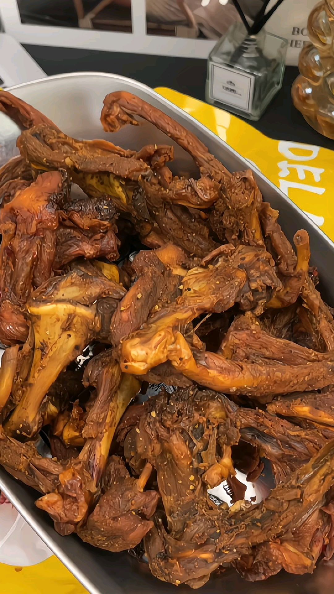 这个风干鸭锁骨真的超好吃,它是先卤后烤,每个锁骨个大肉多。