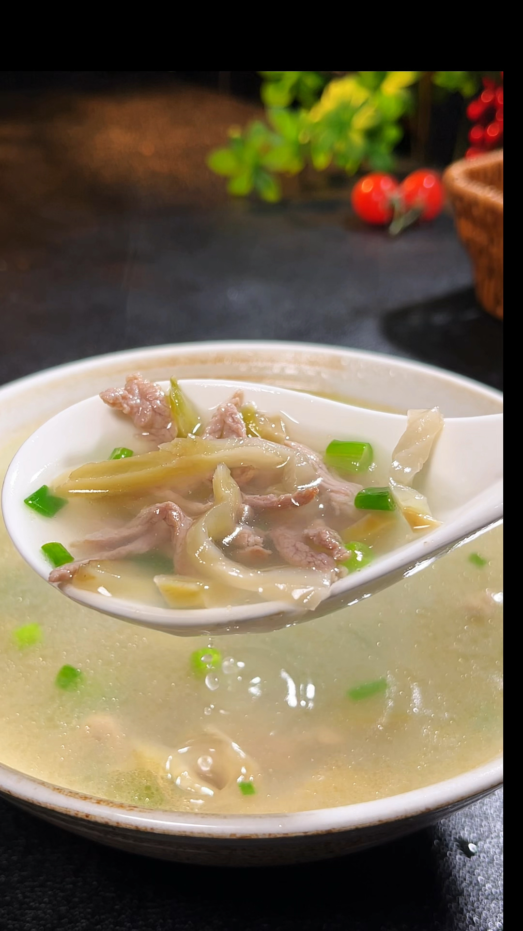 不想做菜的时候,你可以试试这个榨菜肉丝汤,清爽开胃又好喝