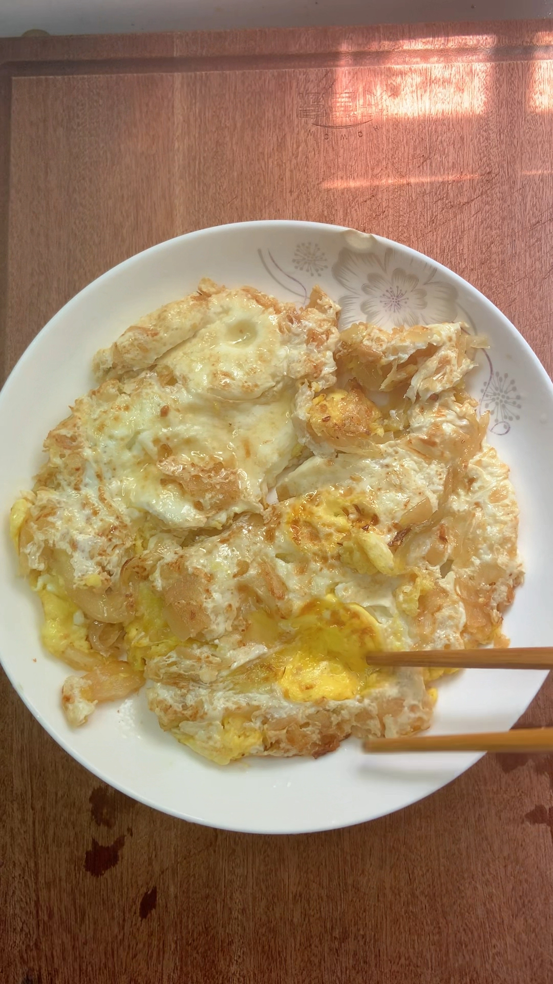 以后煎蛋可以像我这样子做,加点地都冬菜,一出锅送粥又下饭