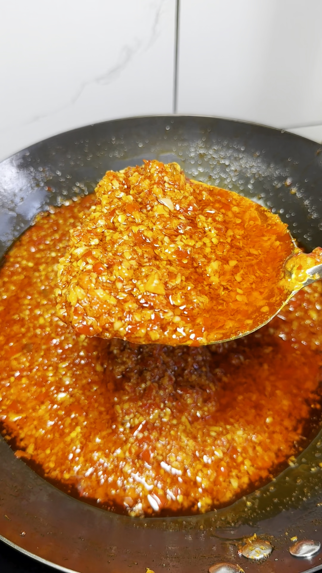 自制蒜蓉辣椒酱其实非常的简单,而且做一次可以吃好久都不会坏