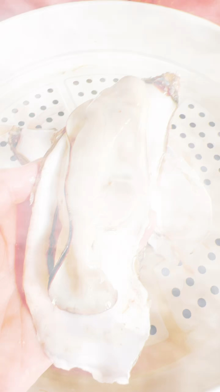 蒸生蚝冷水上锅开锅上气蒸三分钟,千万别蒸老了