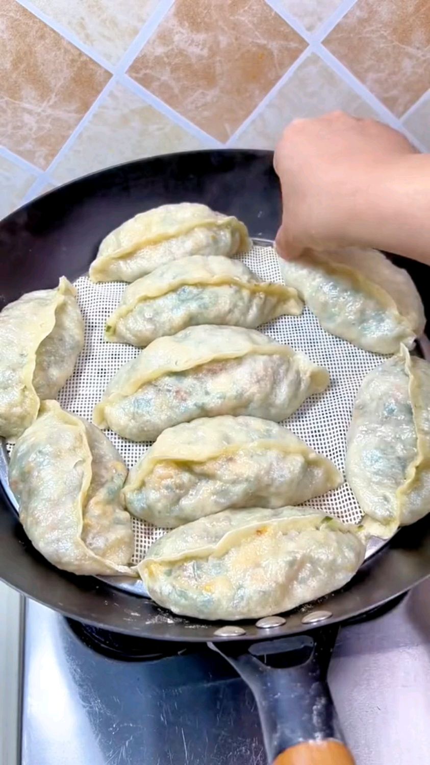 前段时间发了一个蒸菜饺的视频,大家都很喜欢,今天教程来了