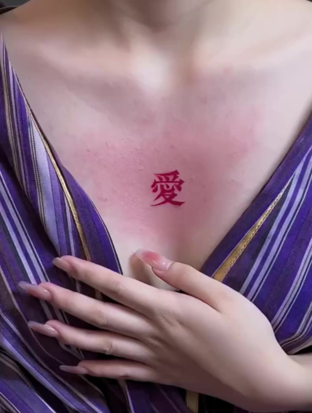 都说好女不纹身,看到这一幕,我才知道为什么