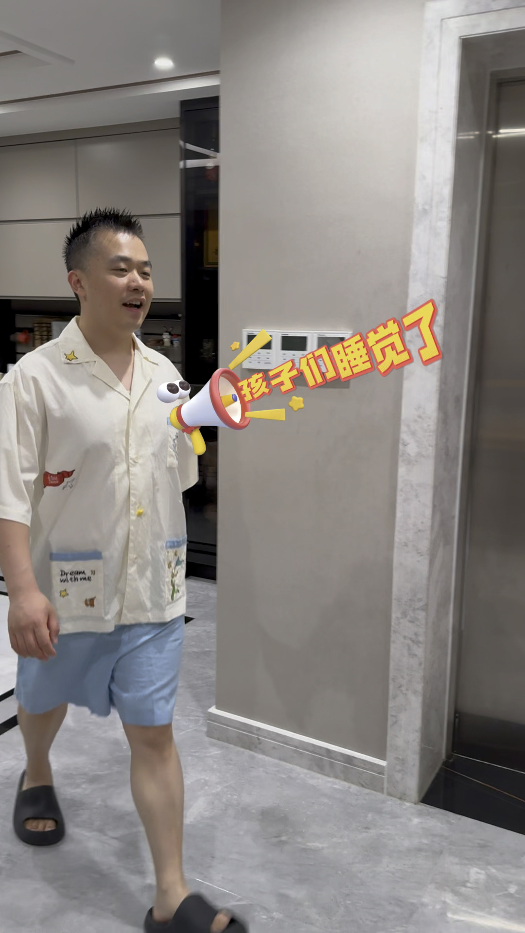 三胎家庭的夜生活开始了,看看今天爸爸做了什么夜宵