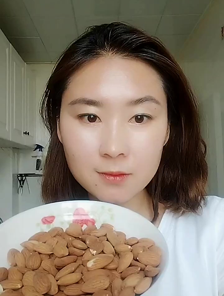 苦杏仁1斤,冰糖100克,苦杏仁慢火炒干凉凉