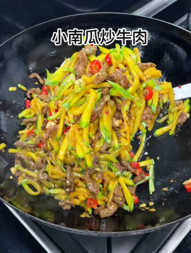 今天这道小南瓜炒牛肉既开胃又下饭,超级的好吃