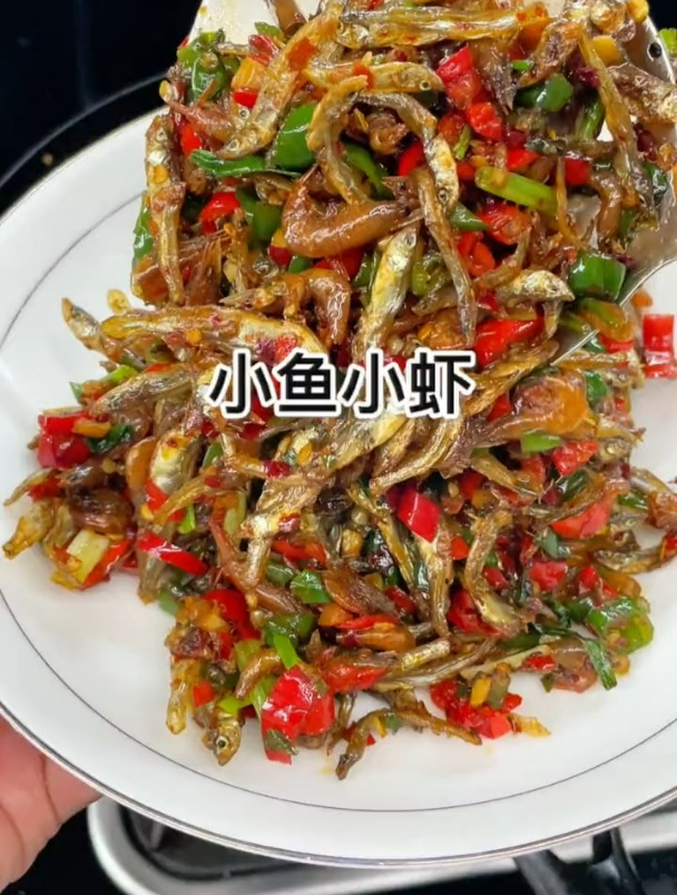 辣椒炒小鱼小虾,下酒又下饭,超级的好吃