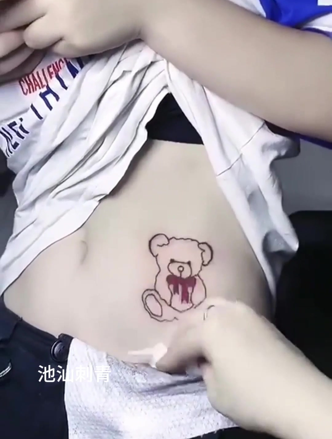 美女纹身的全过程,在胳膊上纹了个招财猫,一起来欣赏下