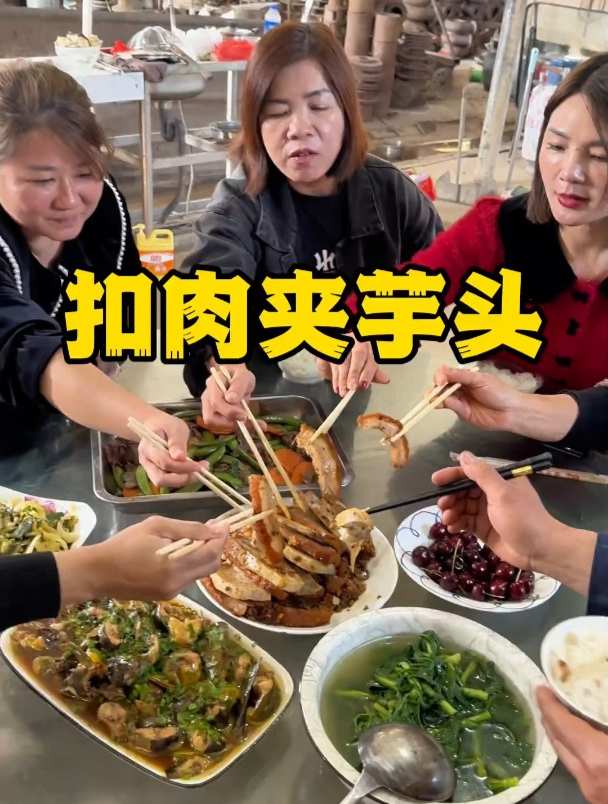 带你们尝尝广西扣肉夹芋头