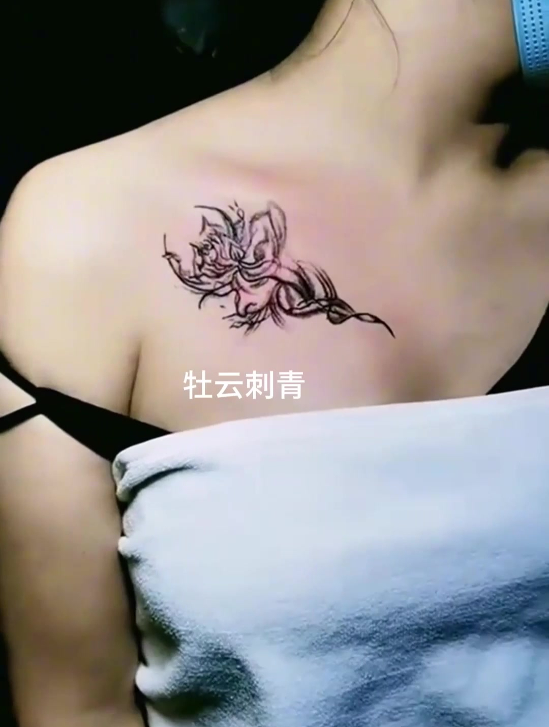 美女小姐姐清纯又可爱,配上手臂纹身,个性又好看