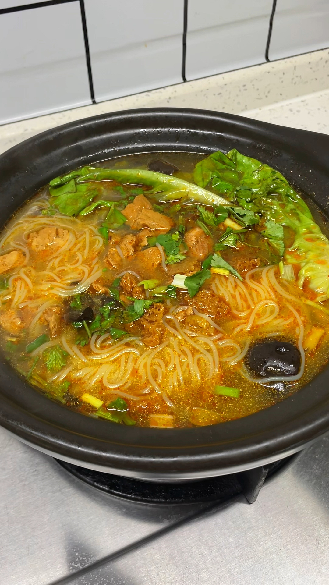 麻辣鸡丁米线,1分钟就能做好,好吃到停不下来
