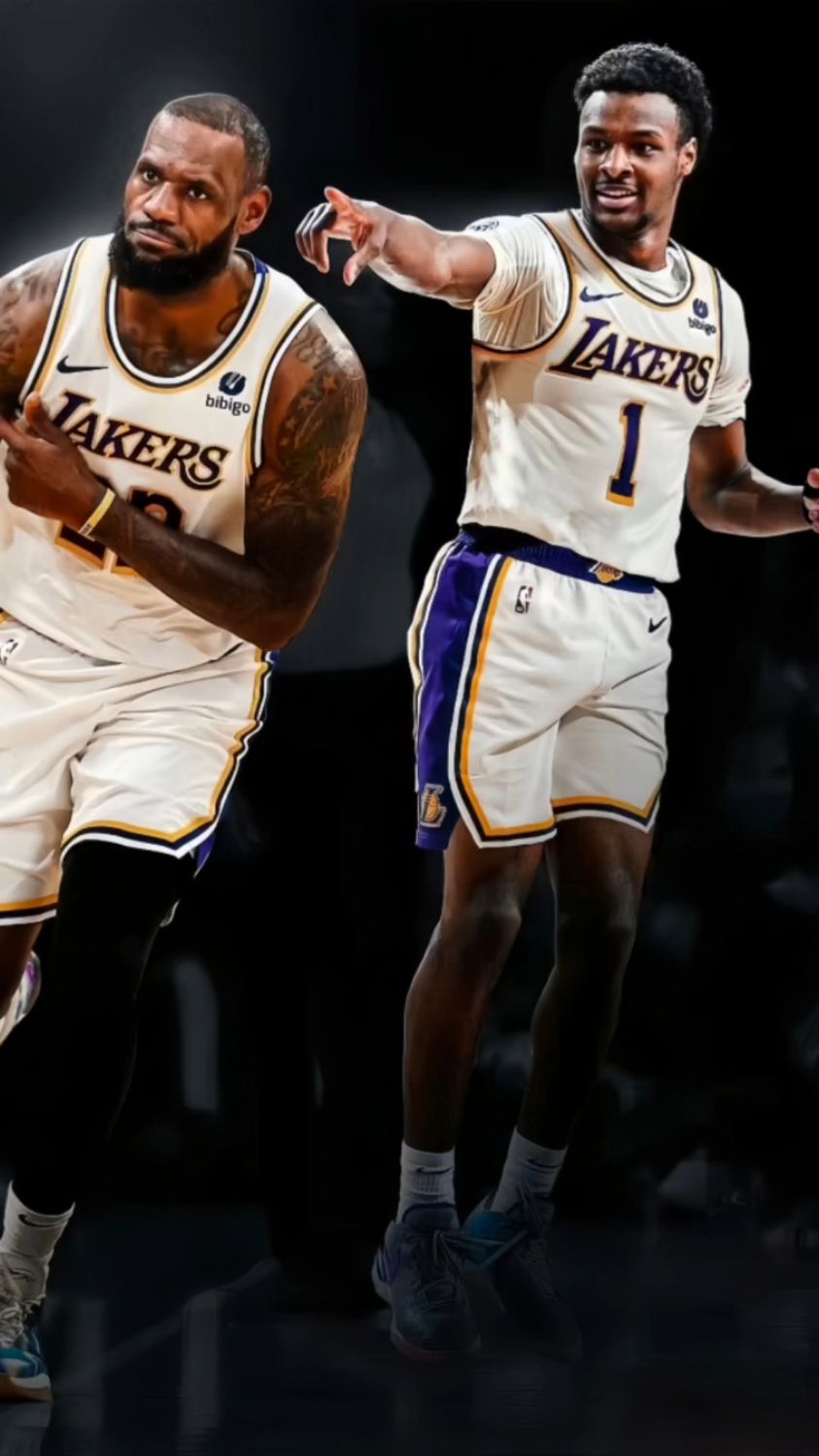 球迷搞笑演绎詹姆斯布朗尼湖人首场比赛,画面简直不要太真实!