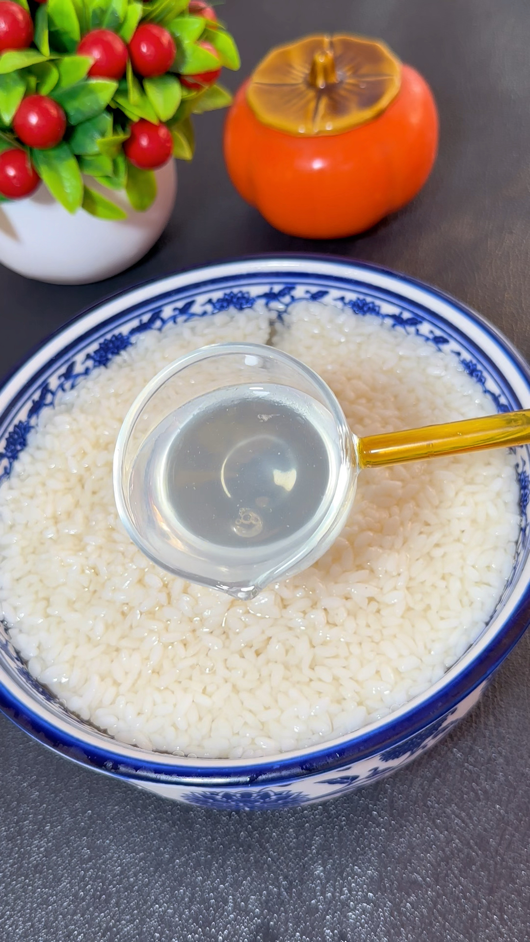 只要家里有剩米饭,就可以做好吃的甜酒酿,甘甜多汁,非常香