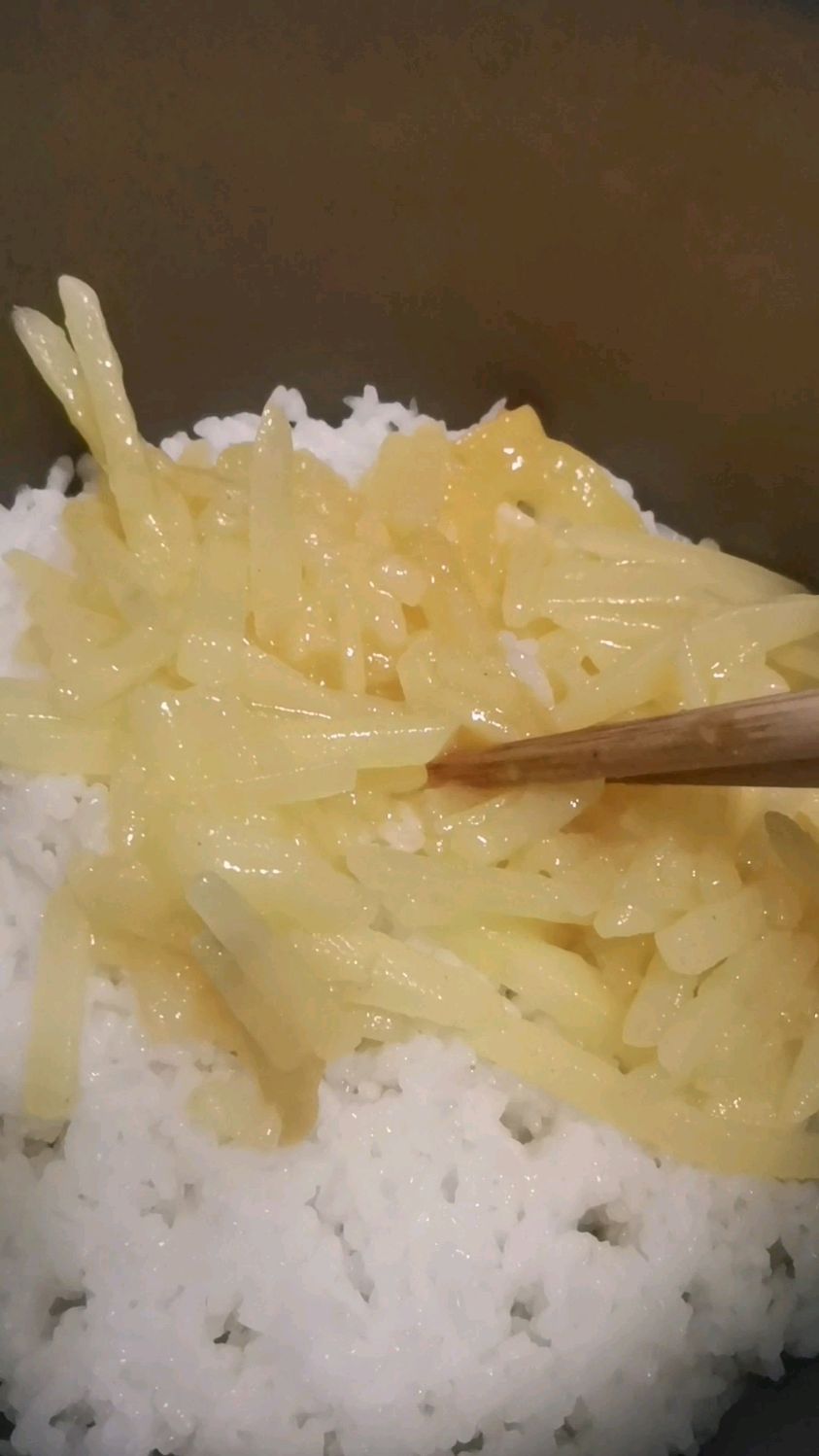 假期里自己炒点简单的菜吃,比如土豆丝炒榨菜!