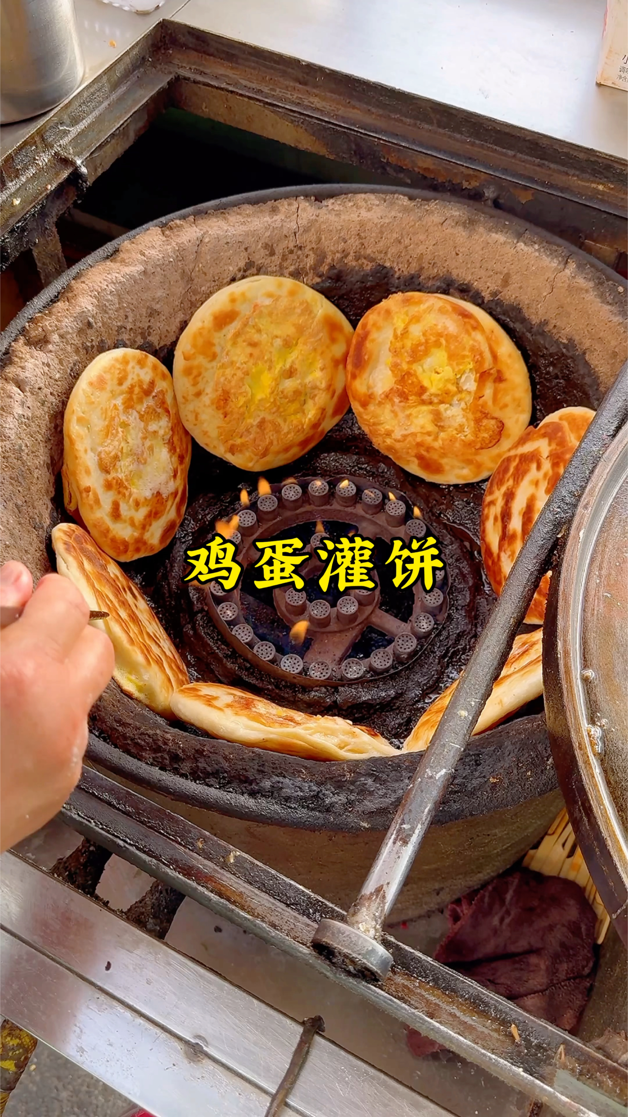 郑州街头,大哥摆摊卖鸡蛋灌饼,先煎后烤,外焦里嫩,得劲的很