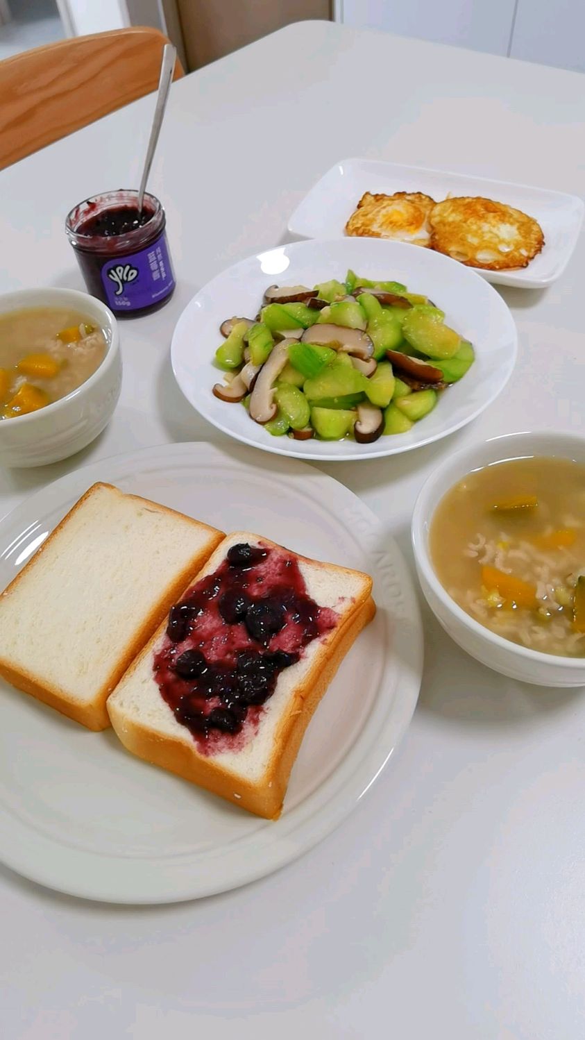 天热早餐就做些清淡的,绿豆粥搭配炒丝瓜和蓝莓吐司,好做又好吃