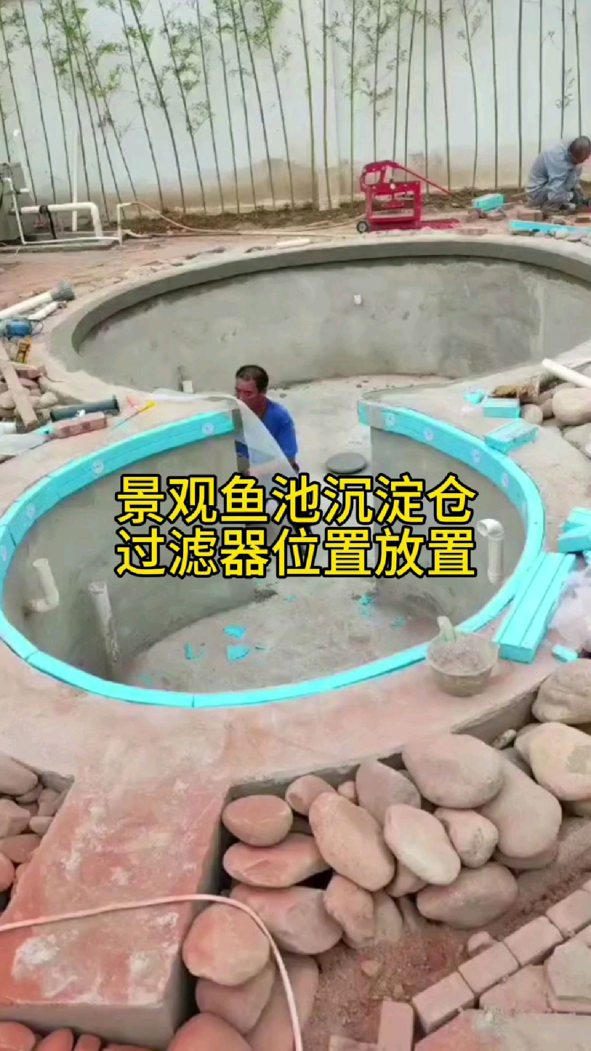 这种异形的景观鱼池沉淀层仓和过滤器我们一般都放在