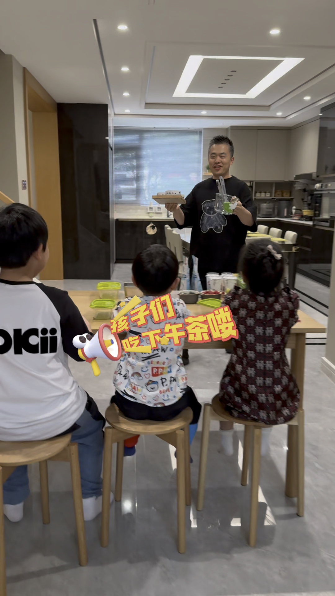 爸爸说今天带孩子们一起自制提拉米苏,又是有趣的一餐