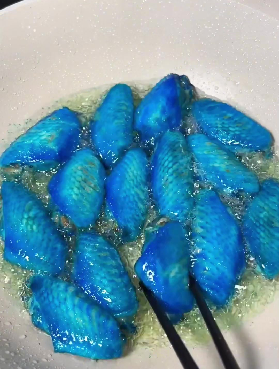 我的蓝色可乐鸡翅,为什么变成绿色的了?