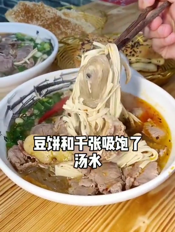 老板专门从老家请来师傅开了这家店,牛肉汤和油酥饼,绝配!