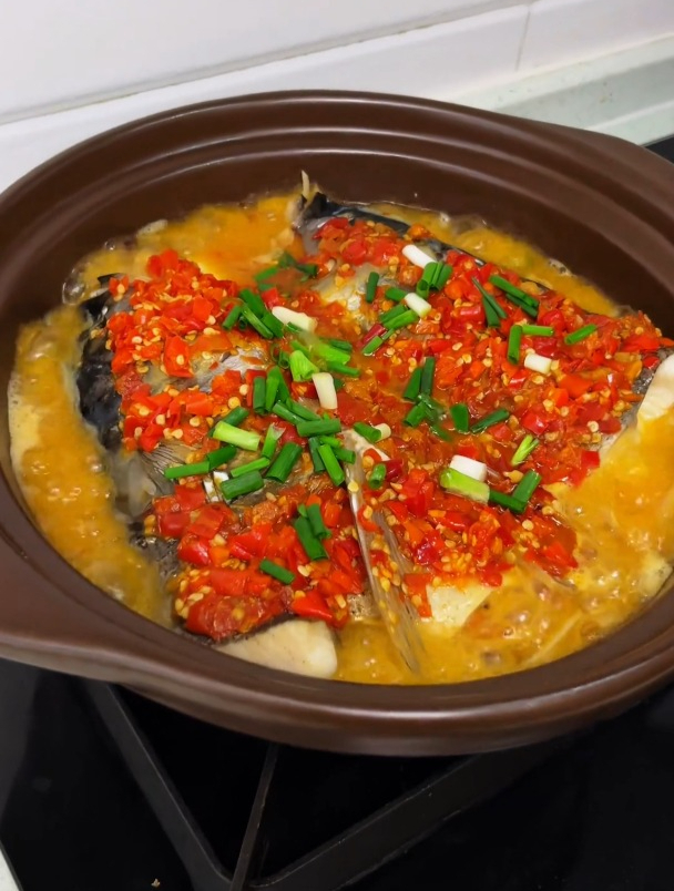 用砂锅做剁椒鱼头,简单又美味!