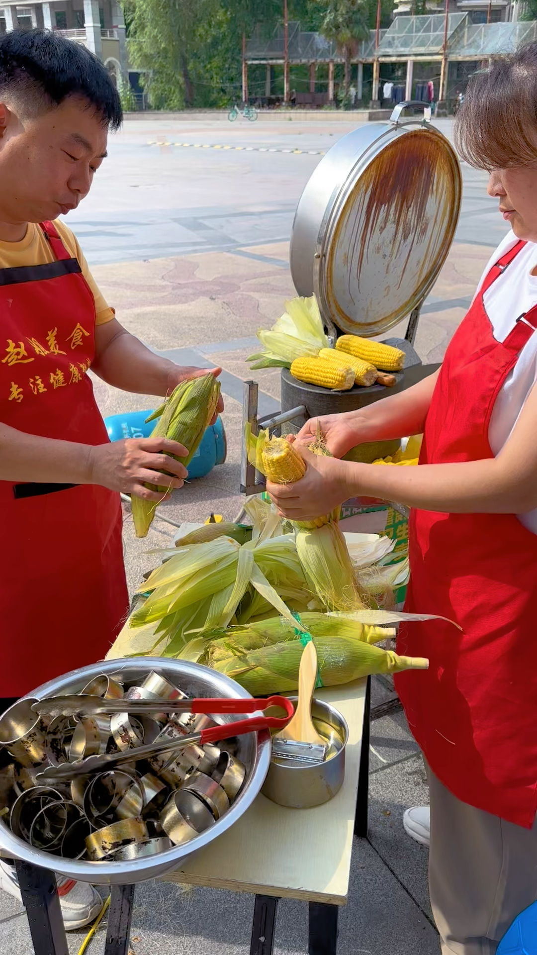 大姐摆摊卖玉米饼,一天2000个不够卖,成本3毛卖1块