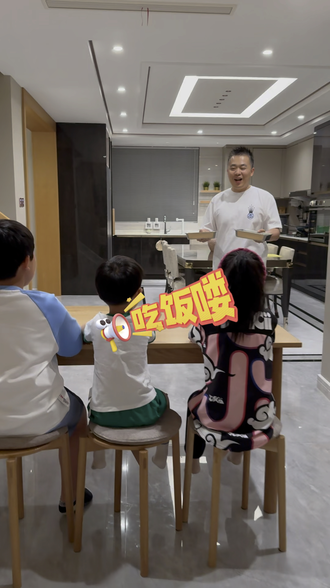 爸爸说今天给孩子们做自助餐吃,又是有趣的一餐