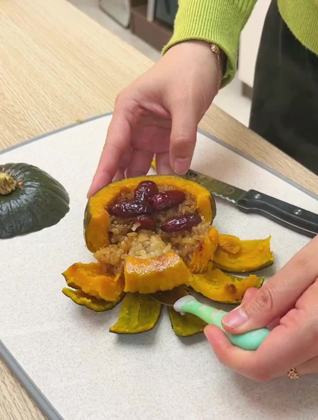 南瓜红枣糯米糕,自己在家就能做,尤其要选一个好的南瓜