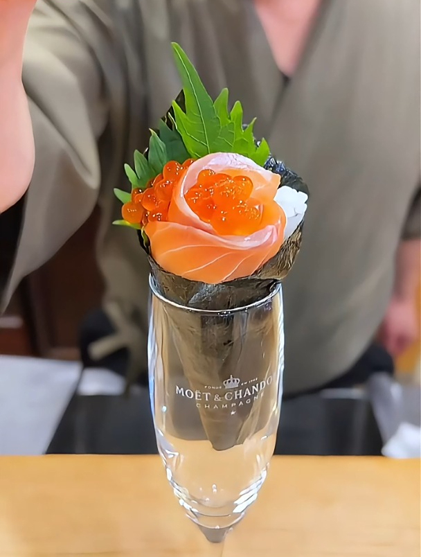 美味三文鱼和鱼子手卷寿司:一口满足的海洋盛宴