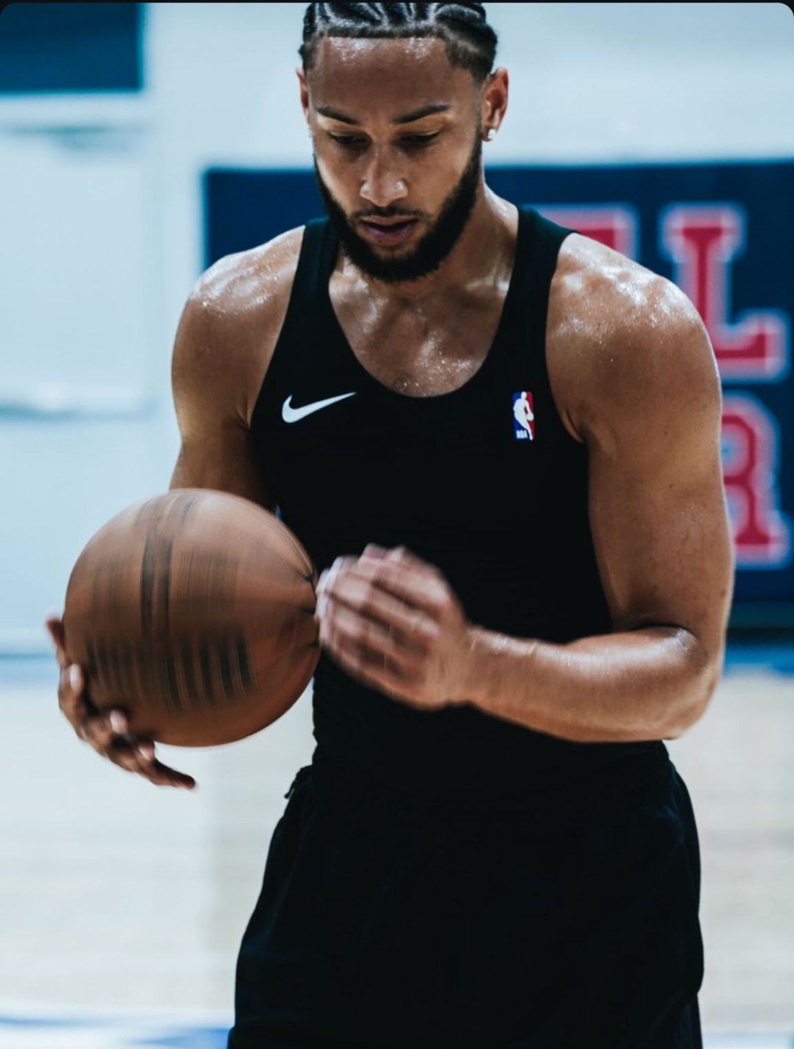 有没有人想要我?西蒙斯更新INS晒训练照,肌肉线条吸睛