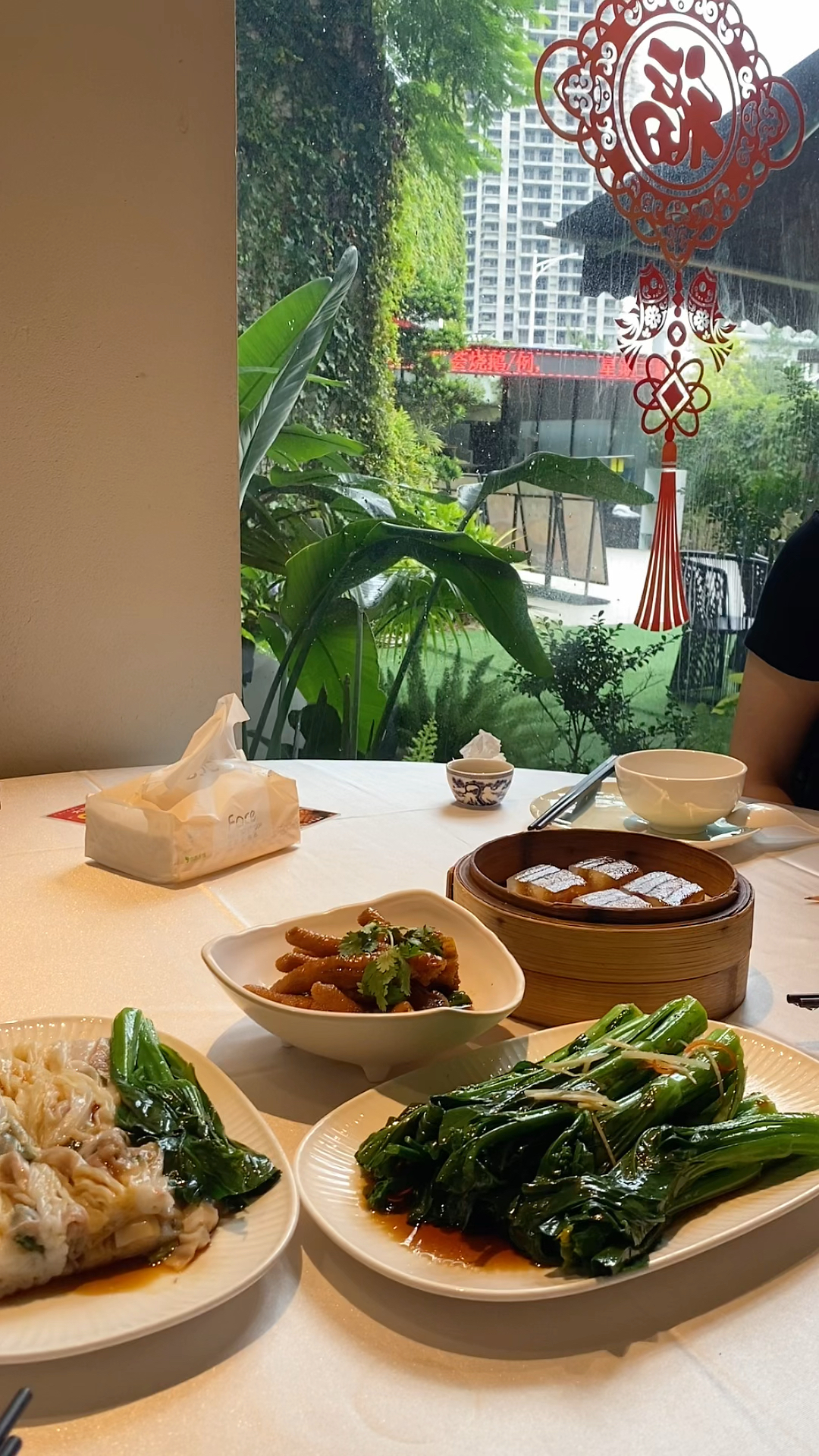 香茜牛肉肠,艇仔粥,陈醋浸凤爪,烧卖,元贝豆苗饺,姜汁糕,韭菜海鲜饼