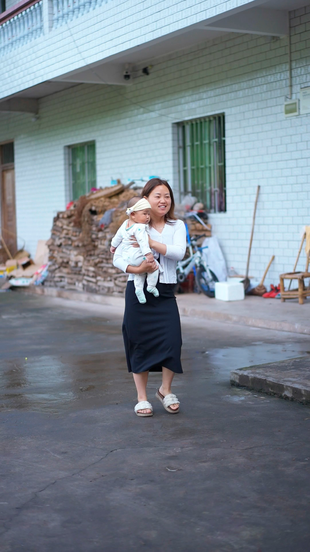 红梅过生朋友来家做客,炊二锅做一桌家常菜,大伙欢声笑语真开心