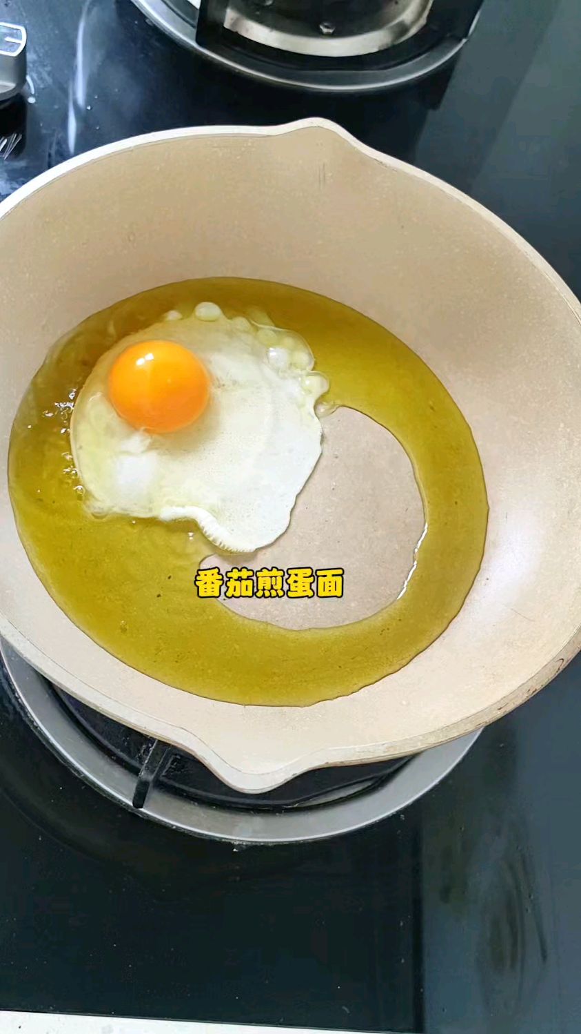 番茄煎鸡蛋面,浓郁酸甜番茄汁,香嫩煎蛋,爽滑面条一口满足味蕾