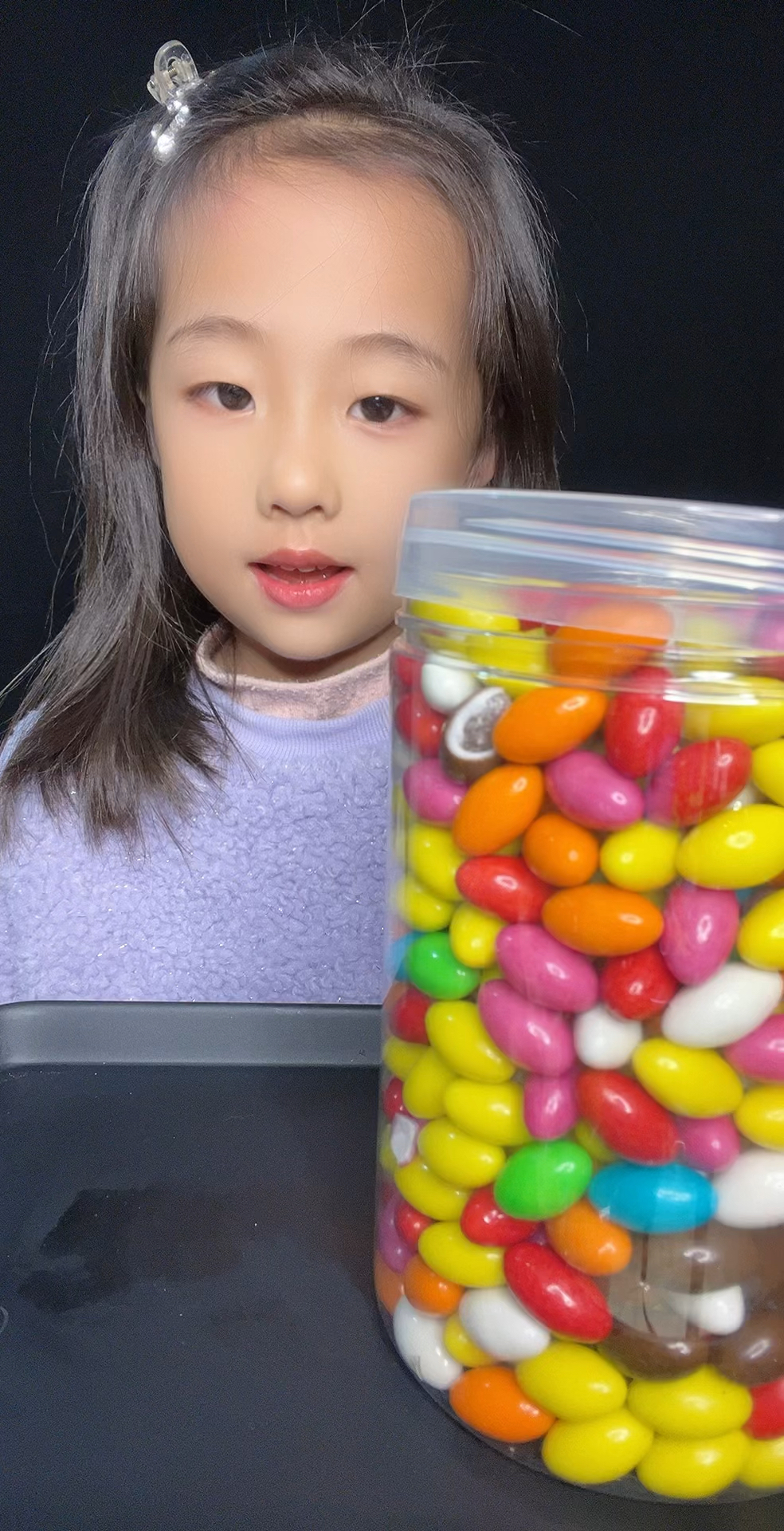 小萌娃今天来吃彩色巧克力豆