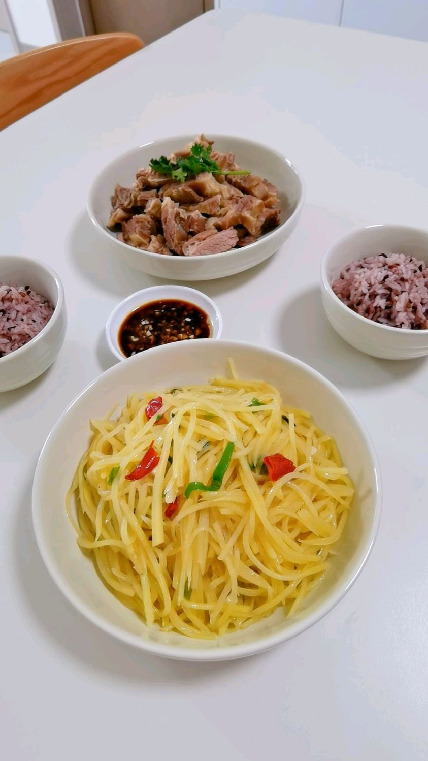 两个人的午餐,白煮牛肉和清炒土豆丝,好做又好吃