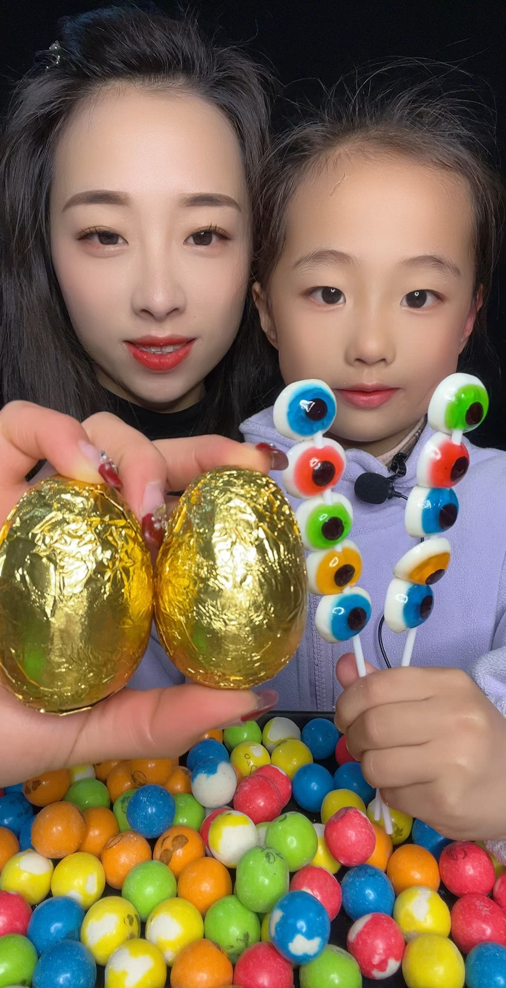 两颗金蛋巧克力和眼珠糖