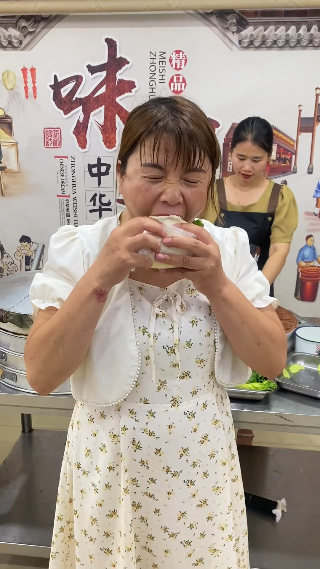 好吃的炸鸡馍,多种口味,男女老少都喜欢,一出摊就围满了人