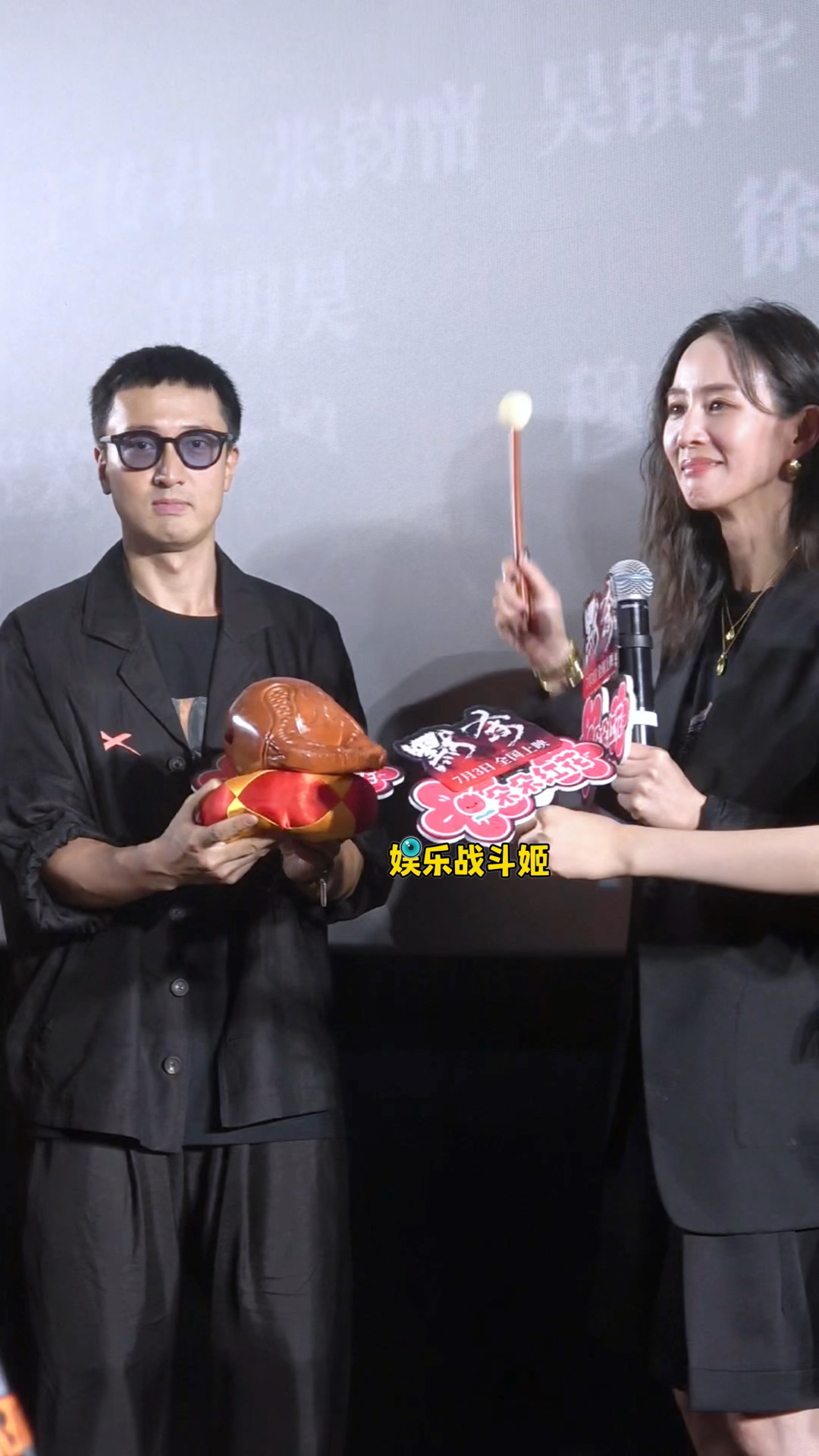 王传君张钧甯戏里发癫戏外敲木鱼加功德